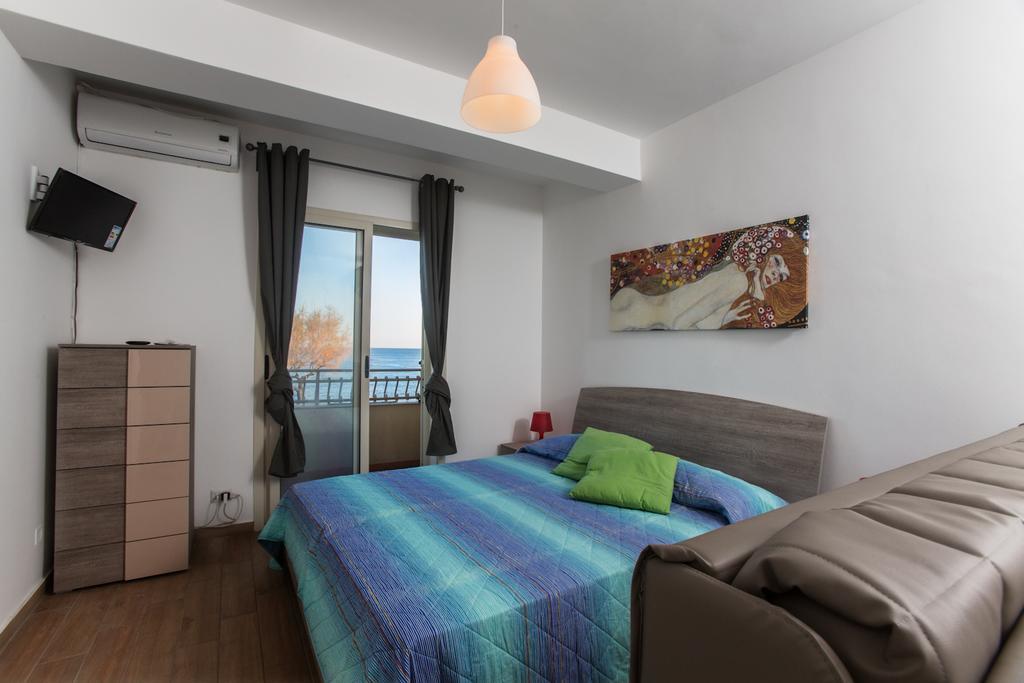 Semu A Mari B&B Santa Teresa Di Riva Værelse billede