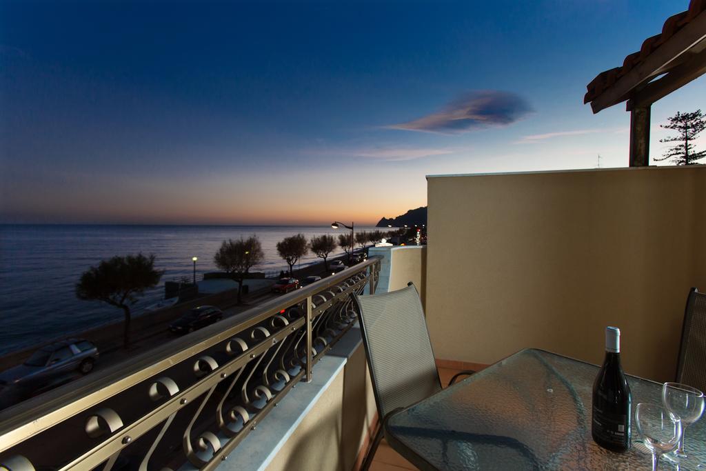 Semu A Mari B&B Santa Teresa Di Riva Værelse billede